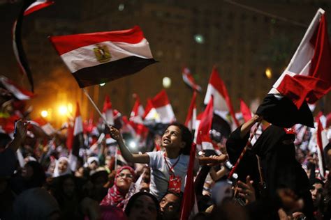 De 2013 Egyptische Revolutie: Een Opstand Geïnspireerd door Sociaal Onrecht en Economische Verdrukkingspogingen